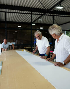 Zeilmakers van Lion Sails in overleg in de zeilmakerij