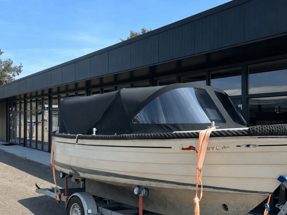 Buiskap met achtertent lion sails