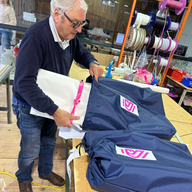 Nieuwe zeilen verpakt in zeilzak lion sails