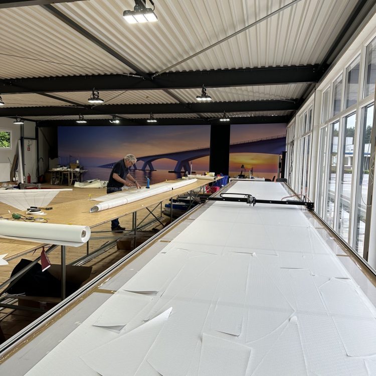 Snijtafel en zeilmakerij lion sails