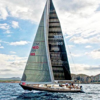 Jachtzeilen: zeilboot met membraan grootzeil en genua Jachtzeilen op maat: grootzeil en genua in membraan zeilen