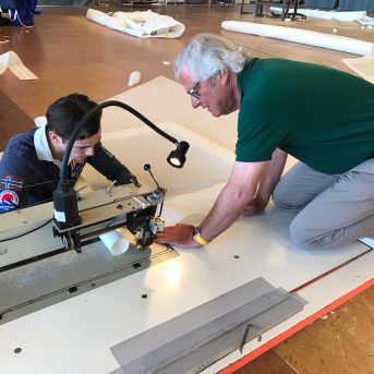 reparatie werknemer zeilmakerij lion sails